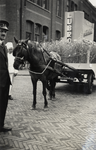 823064 Afbeelding van paard en wagen met reclame voor de Lubro Brood- en Banketbakkerijen (Abel Tasmanstraat 9) te ...